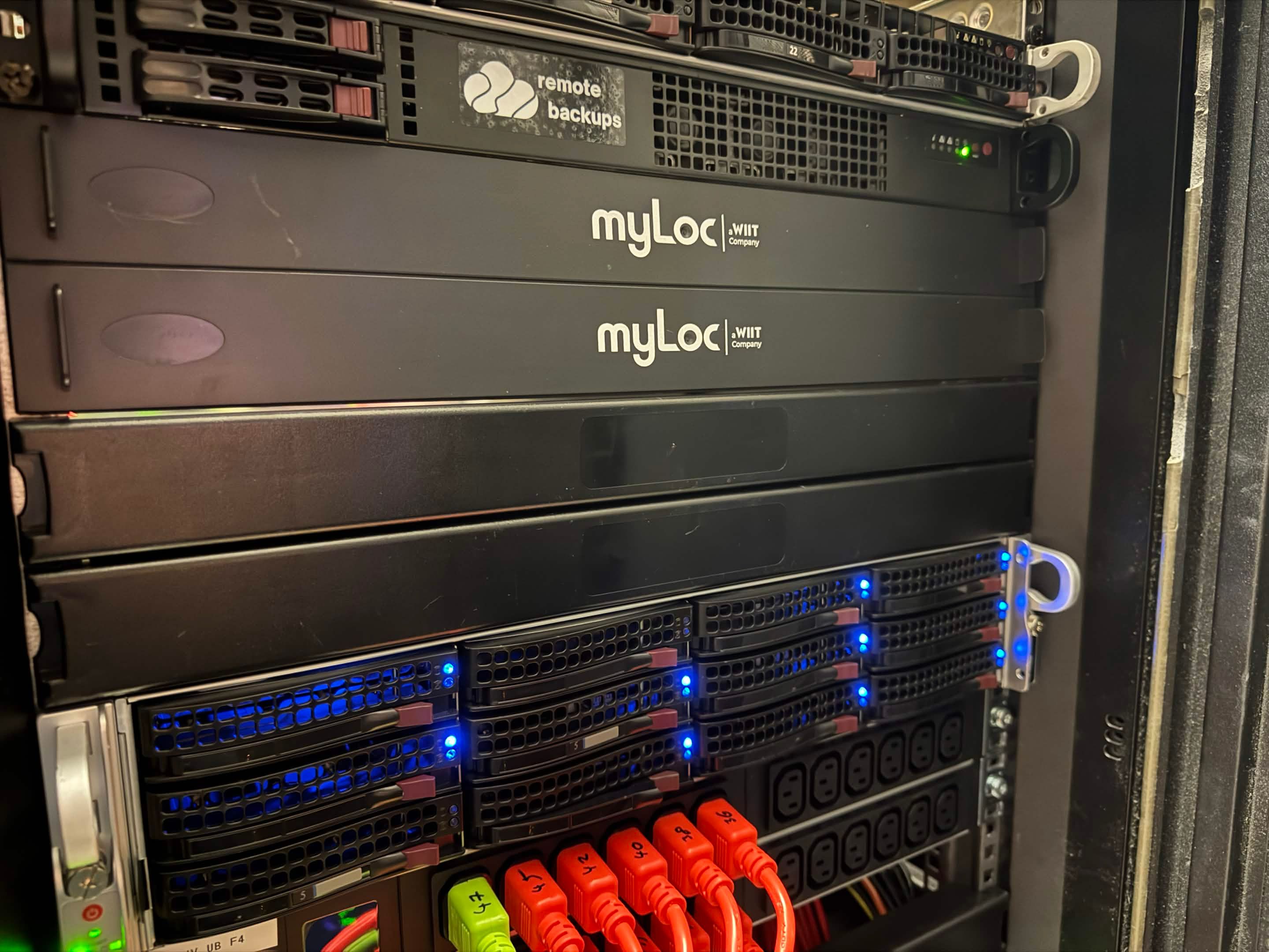 myLoc Datacenter - Rack with remote-backups unit